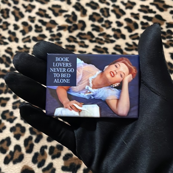 2012 Book Lovers Never Go To Bed Alone Fridge Magnet Wine Funny Library Kitsch - Picture 6 of 13